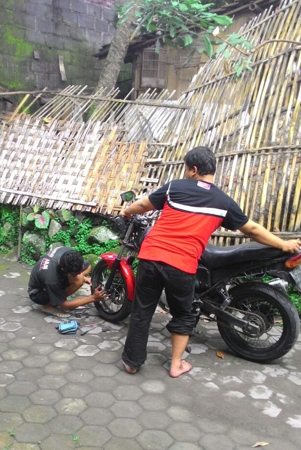 lagi bantu masang spakbor