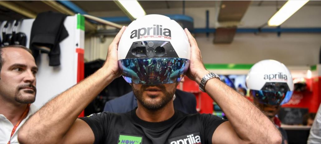 Aprilia Mengenalkan Smart Helm Yang Dipakai Mekanik