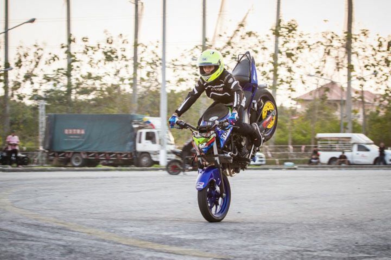 menggunakan Yamaha YZF-R3 di ajang Burapa Battle Stunts 9