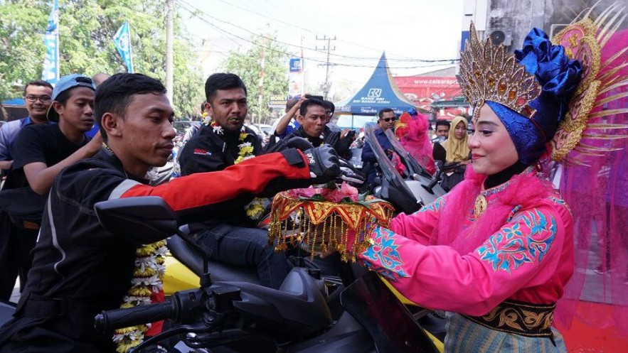 MAXI Yamaha Tour de Indonesia disambut tarian daerah Ranup Lampuan di dealer Alfa Scorpii Jambotape