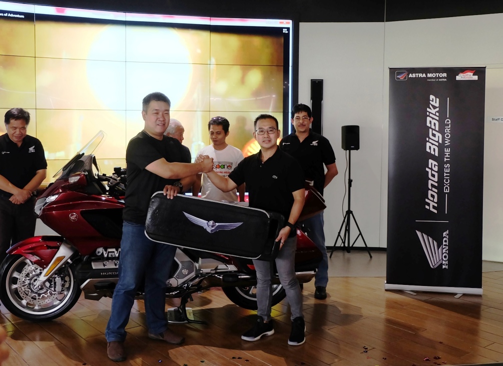 Astra Motor Serahkan Unit Pertama Honda Gold Wing Kepada Konsumen Loyal