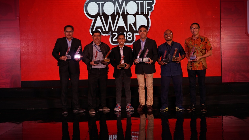 Management PT YIMM saat menerima penghargaan Otomotif Award 2018